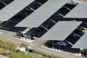 Article ombriere panneaux solaires sur parking