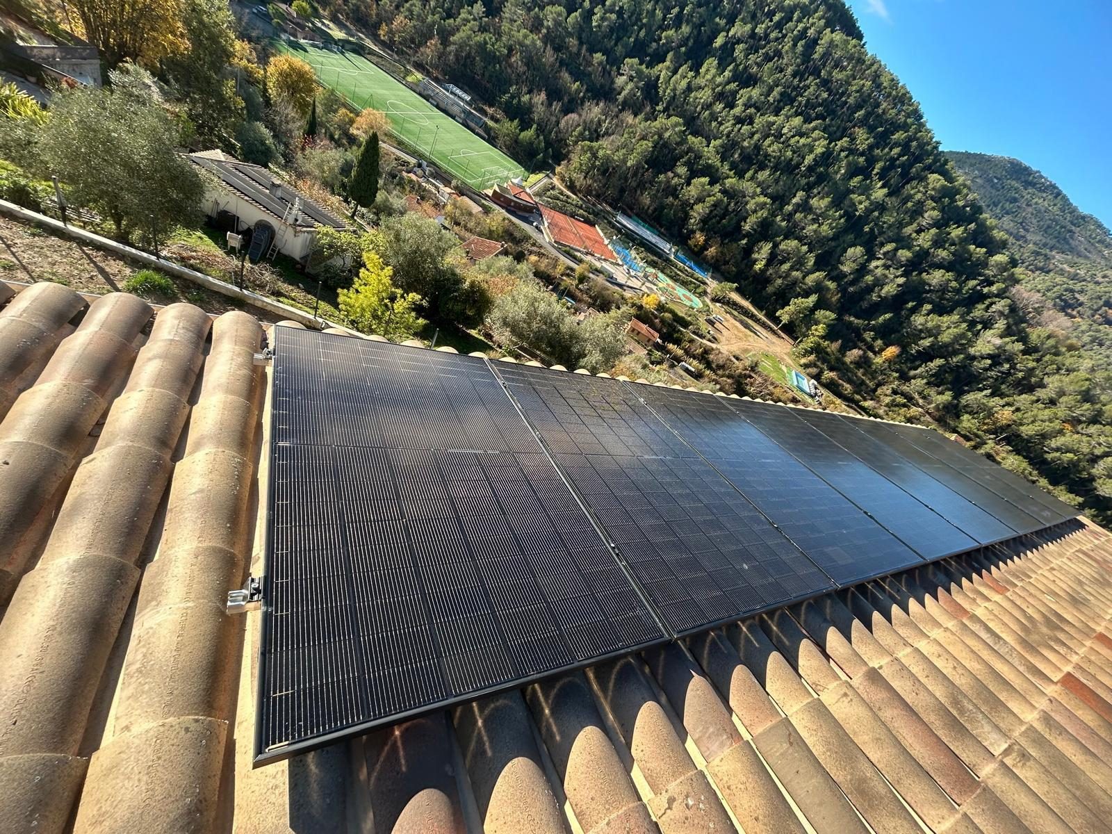 Grande installation de panneaux solaires sur toiture en environnement montagneux par Nrgie Conseil