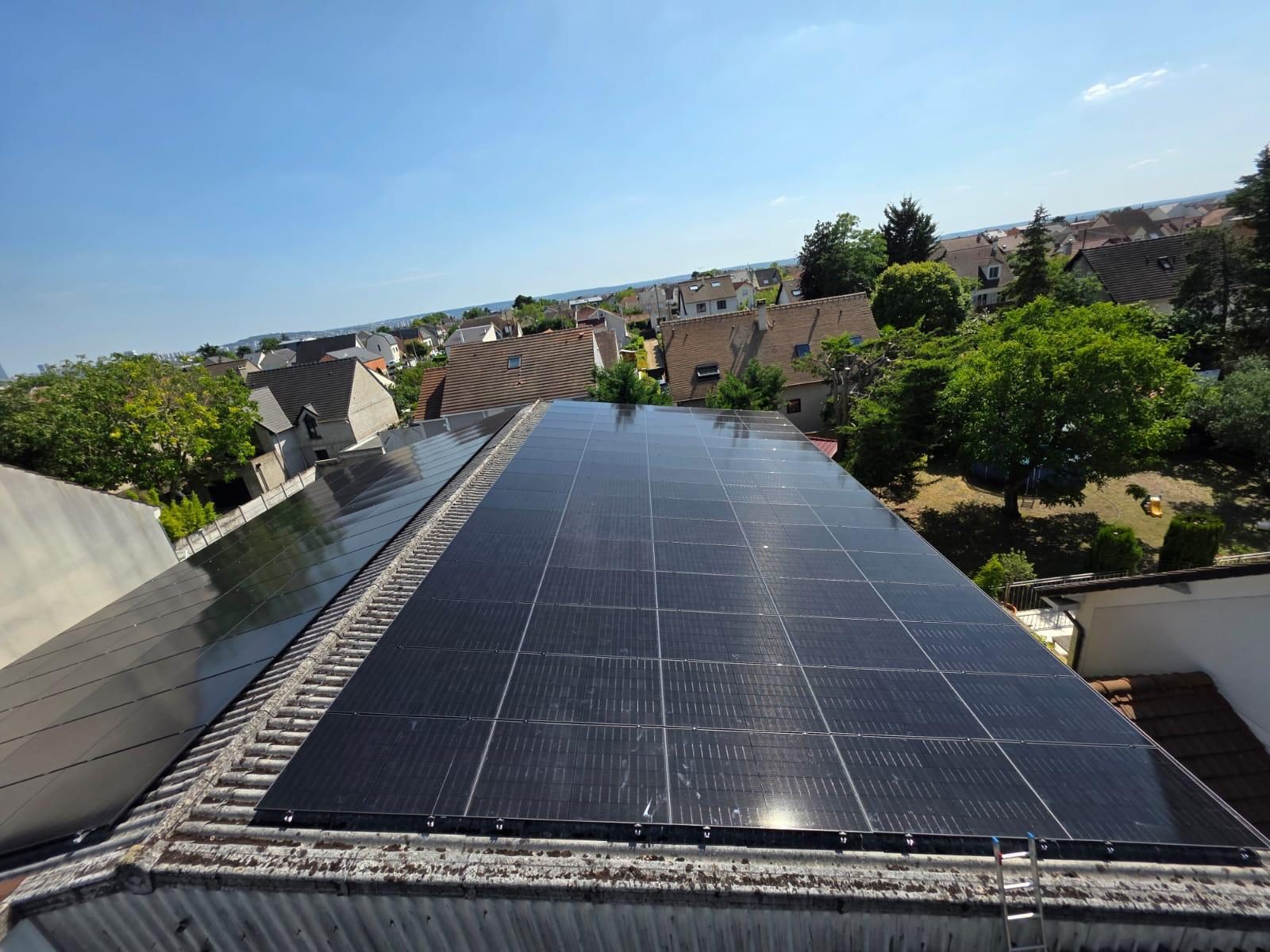 Installation de panneaux solaires sur toiture résidentielle par Nrgie Conseil