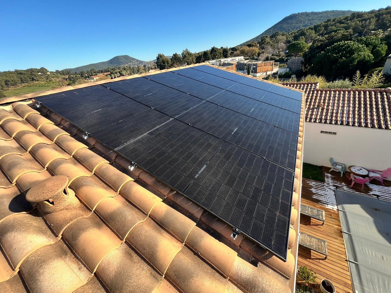 Installation de panneaux solaires sur toiture en zone de montagne par Nrgie Conseil