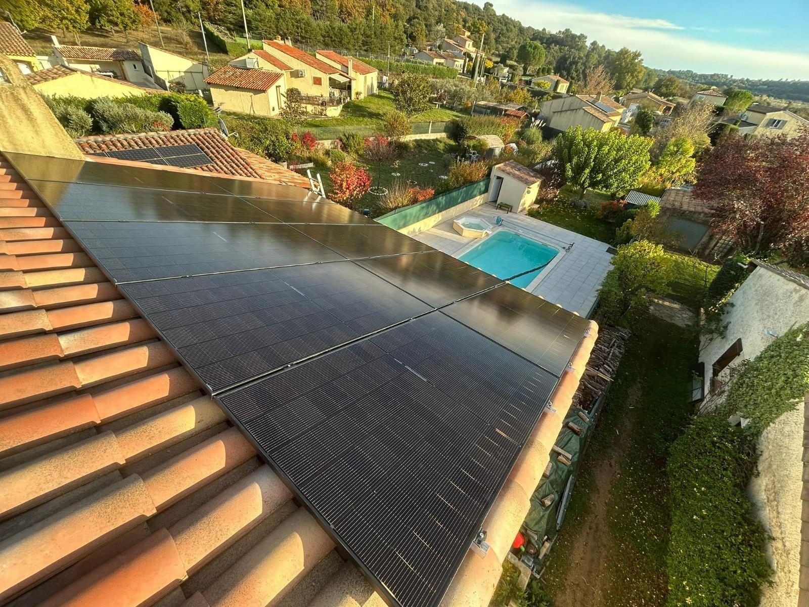 Installation de panneaux solaires en Provence avec vue sur les collines par Nrgie Conseil