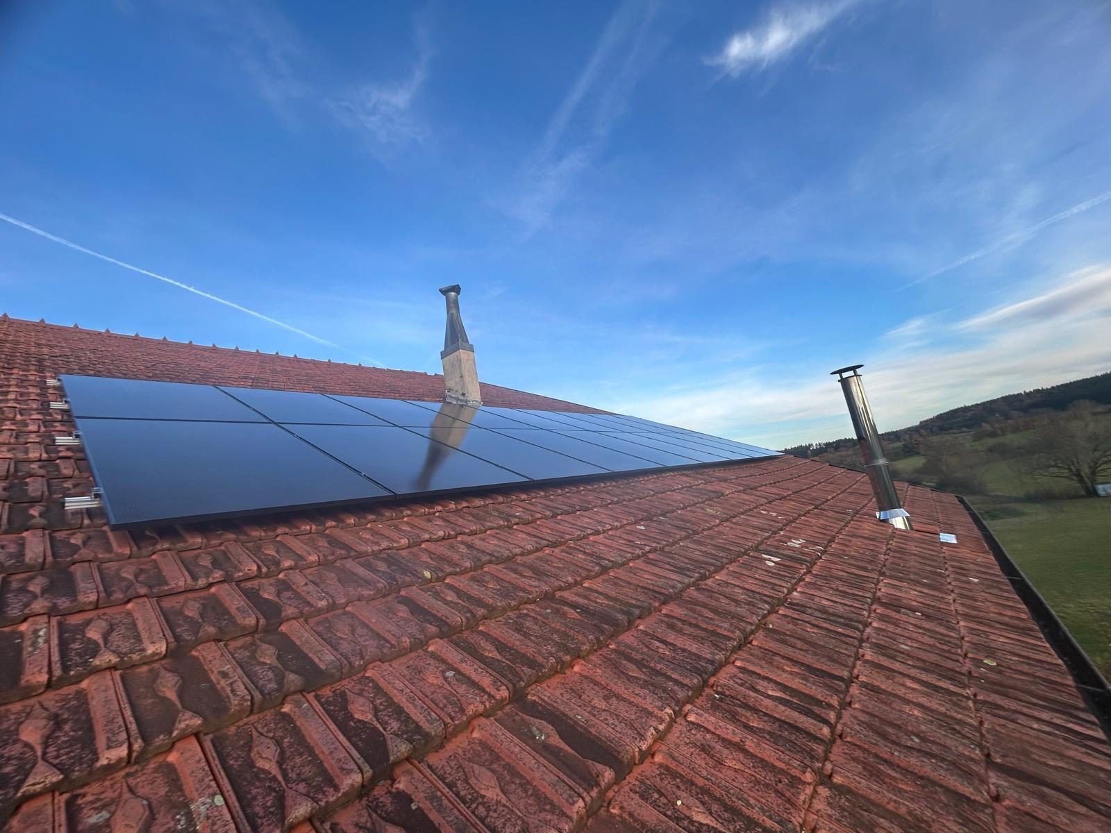 Installation de panneaux solaires sur toiture en tuiles sous ciel dégagé par Nrgie Conseil
