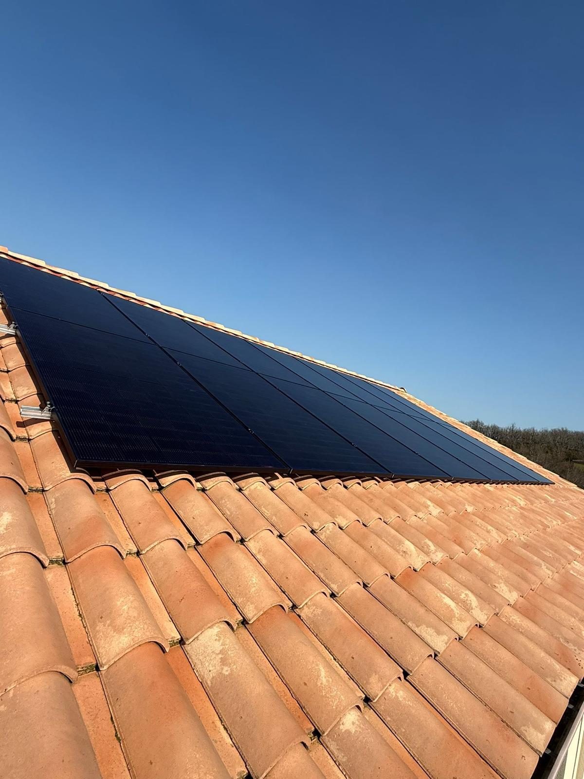 Panneaux solaires sur toiture en tuiles en Provence par Nrgie Conseil