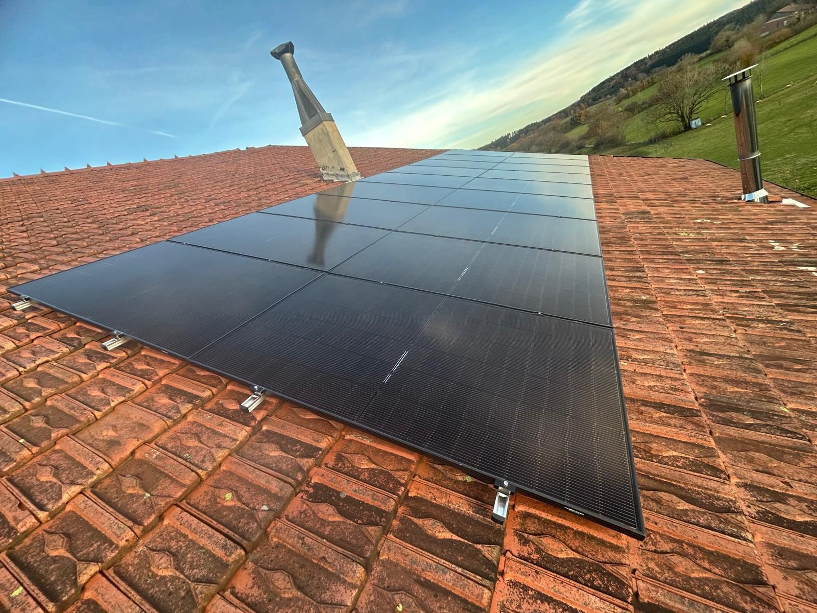 Panneaux solaires sur toiture en tuiles à la campagne par Nrgie Conseil